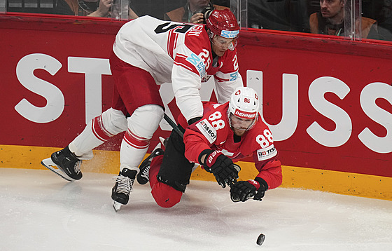 Oliver Lauridsen z Dánska (vlevo) u mantinelu srá�í Christopha Bertschyho ze...