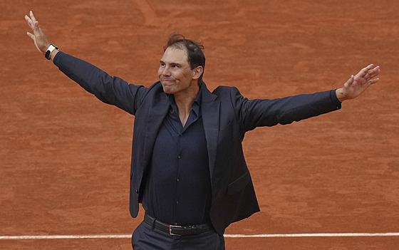 �trnáctinásobný �ampion pa�í�ského grandslamu Rafael Nadal se lou�í s Roland...