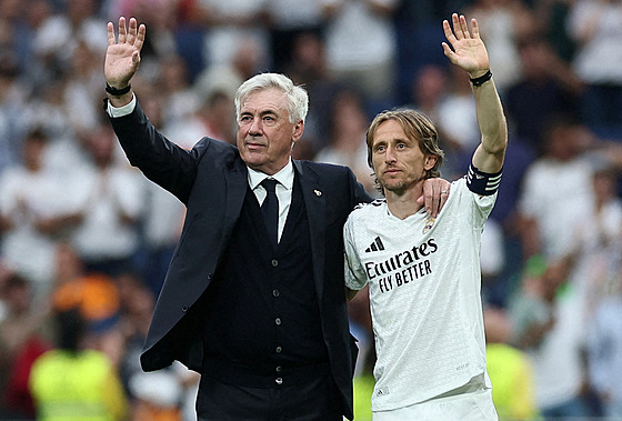 Trenér Carlo Ancelotti a záloník Luka Modri se louí s Realem Madrid.