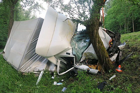 K nehod dodávky dolo vera u Sobotína na umperku. Auto skonilo zcela...