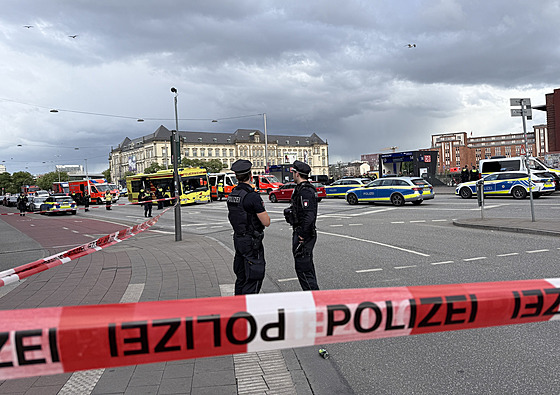 Zásah policie na hlavním nádraí v Hamburku po útoku noem (23. kvtna 2025)