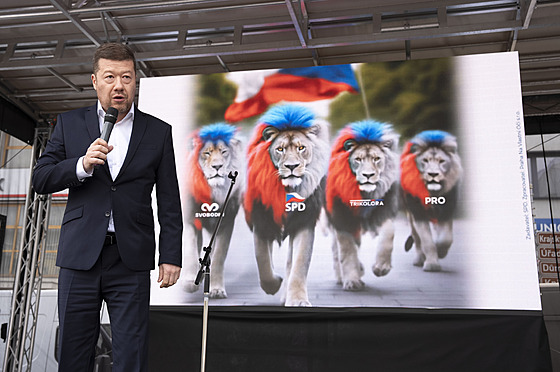 Tomio Okamura na pódiu v rámci pedvolební kampan SPD v Ústí nad Labem ped...