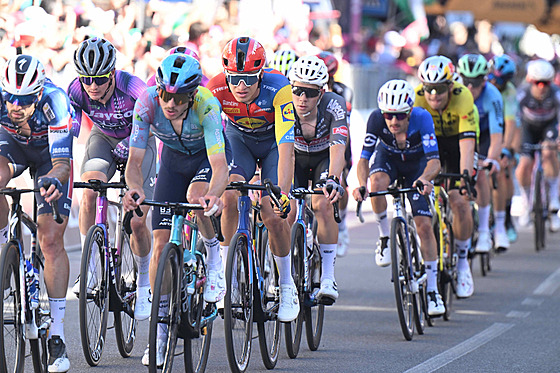 Mathias Vacek absolvuje 18. etapu v po�etném úniku.