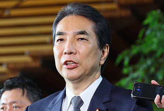Japonský ministr zemdlství Taku Etó hovoí s novinái poté, co podal...