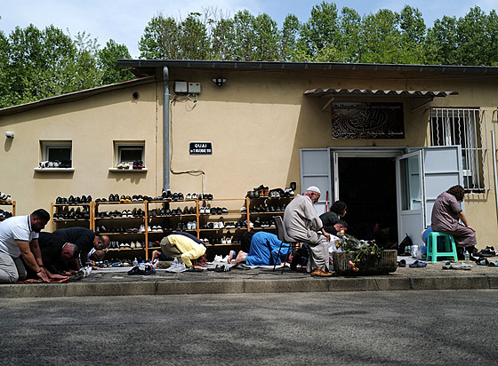 Muslimové se modlí ped meitou ve francouzské obci La Grand-Combe (2. kvtna...