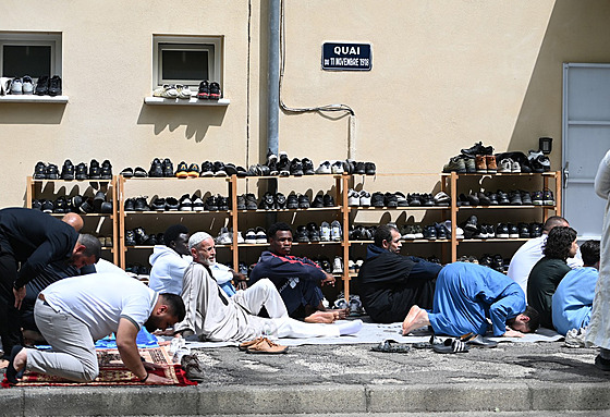 Muslimové se modlí ped meitou ve francouzské obci La Grand-Combe (2. kvtna...