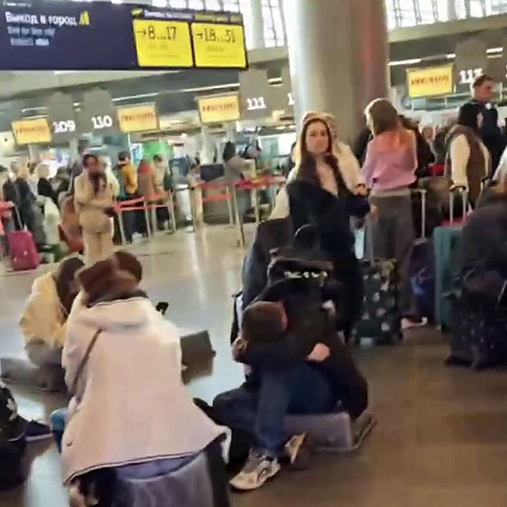 Zpo�d�né lety na moskevském leti�ti kv�li ukrajinským dron�m. (7. kv�tna 2025)