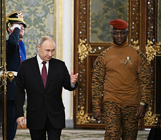 Lídr vojenské junty Burkiny Faso Ibrahim Traoré pi setkání s ruským...