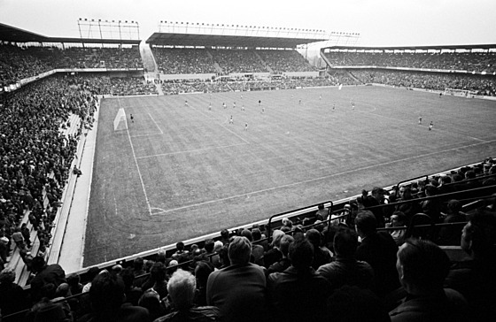 Nový stadion Sparty na Letné pi otevíracím utkání v roce 1969. Stejn vypadal...