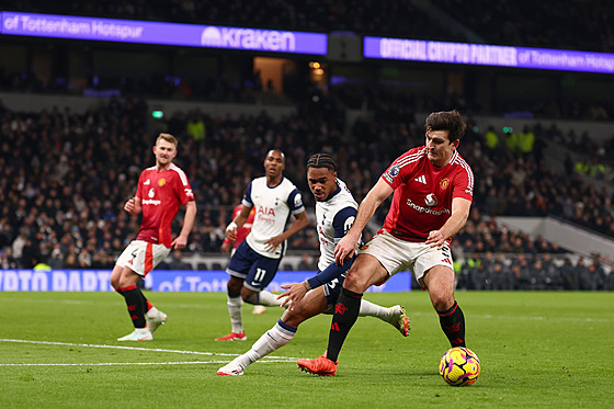 Momentka z utkání mezi Tottenhamem a Manchesterem United. Harry Maguire se...