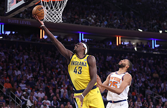 Pascal Siakam zakonuje ped Mikalem Bridgesem.