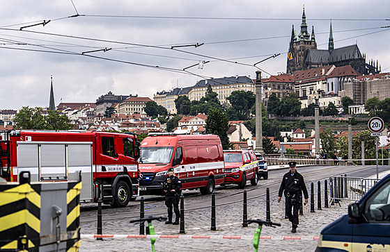 Policie a hasii eí ped Rudolfinem v Praze únik plynu. (20. kvtna 2025)