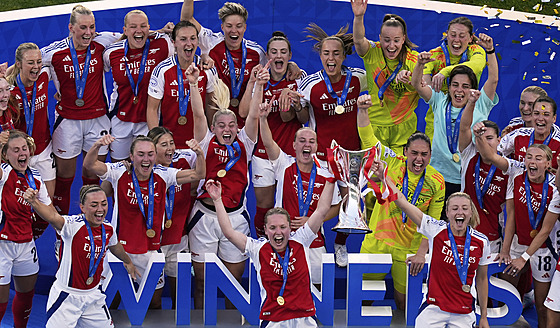 Fotbalistky Arsenalu slaví triumf v Lize mistry.