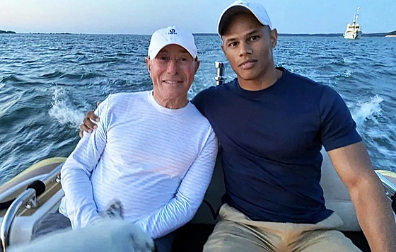 Miliardá David Geffen se rozvádí s go-go taneníkem mladím o padesát let....