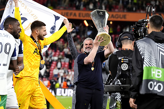 Kou Tottenhamu Ange Postecoglou s trofejí pro vítze Evropské ligy.
