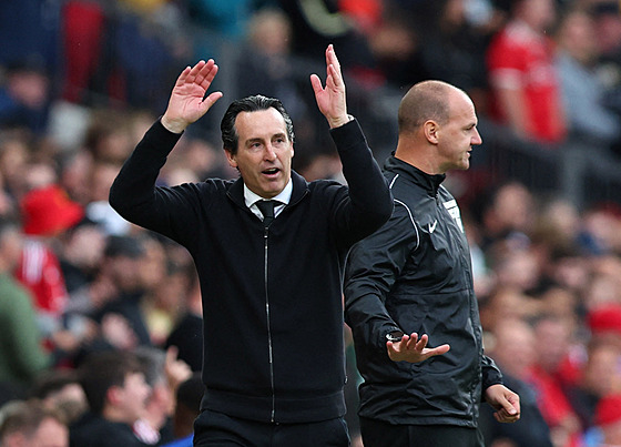 Rozzlobený kou Aston Villy Unai Emery bhem utkání s Manchesterem United.