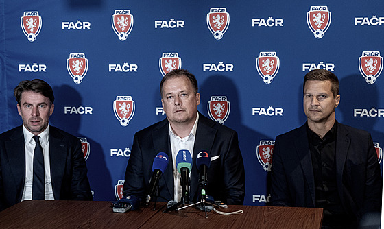 Nový pedseda fotbalové asociace David Trunda (uprosted), vlevo místopedseda...