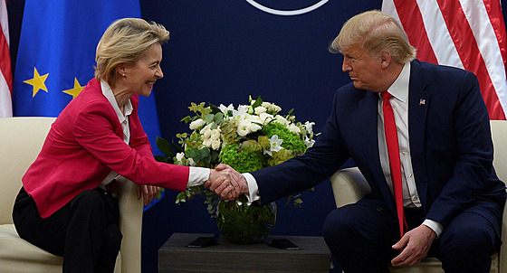éfka EK von der Leyenová a americký prezident Donald Trump na Svtovém...