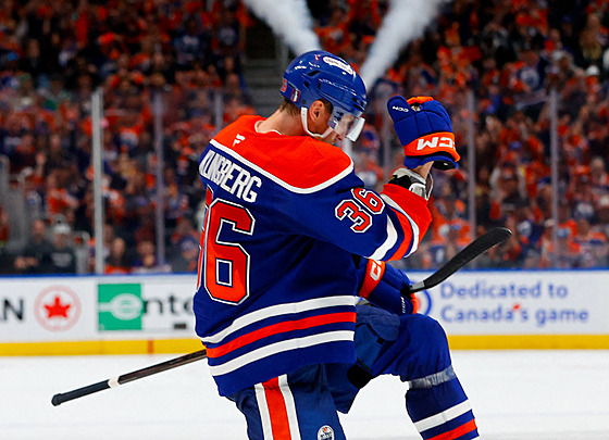 John Klingberg z Edmonton Oilers oslavuje gól.