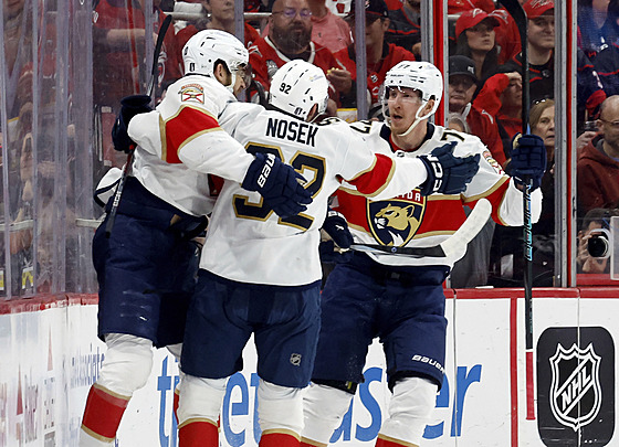 A. J. Greer (10), Tomá Nosek (92) a Niko Mikkola (77) z Florida Panthers slaví...