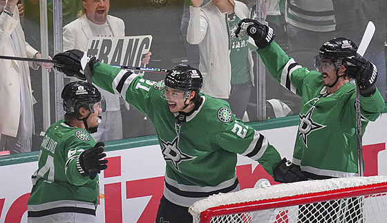 Mikael Granlund (64), Jason Robertson (21) a Mason Marchment slaví gól Dallas...