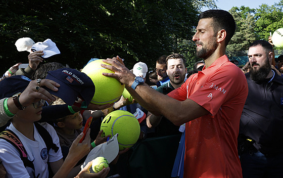 Novak Djokovi se podepisuje fanoukm v enev.