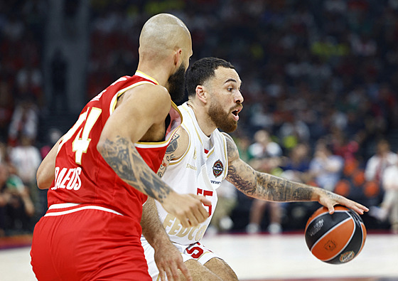 Mike James (u míe) z Monaka v zápase s Olympiakosem, brání ho Evan Fournier.