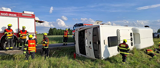 Mezi obcemi Skalná a Kiovatka na Chebsku sjel autobus do píkopu. idie prý...