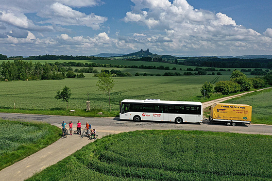 Cyklobus v �eském ráji kousek od z�íceniny Trosky