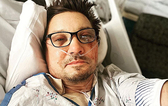 Jeremy Renner na selfie z nemocnice (3. ledna 2023)