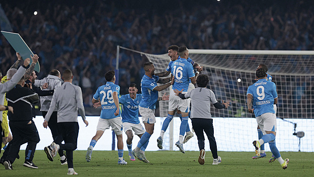Krásné nůžky zažehly euforii. Fotbalisté Neapole jsou počtvrté italskými mistry