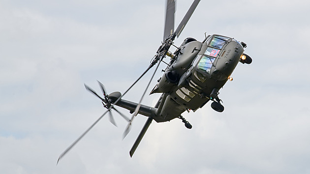Tanec na nebi. Vojenský pilot předvedl, co dokáže vrtulník Black Hawk