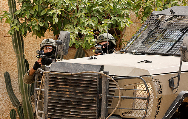 Izraelští rezervisté využívali tajné informace o operacích k sázkám, zatkla je policie