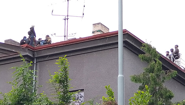 Policejní manévry v Praze 6 kvůli squaterům. Někteří se přivázali na střeše