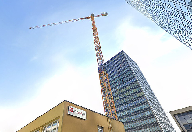 Jeáb v brnnské umavské ulici, na který vylezli dva sedmnáctiletí chlapci....