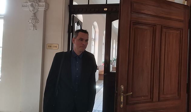 Petr Ola odeel od Krajského soudu v Brn s podmínkou za to, e íhal s kuí a...