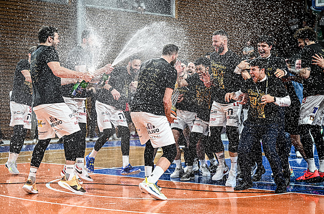 Dvacátý ligový titul pro Nymburk! Favorit dominoval i ve čtvrtém finálovém duelu