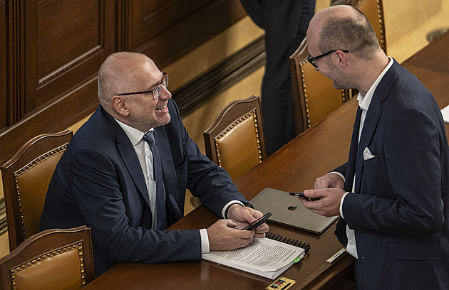 Poslanci převedou financování školních kuchařek na obce a kraje. Bek to hájí