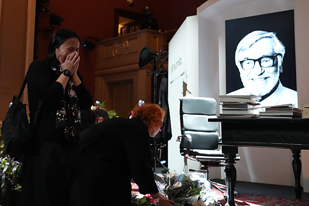 OBRAZEM: Poslední rozloučení s Jiřím Bartoškou. V Rudolfinu vytvořili jeho „kancelář“