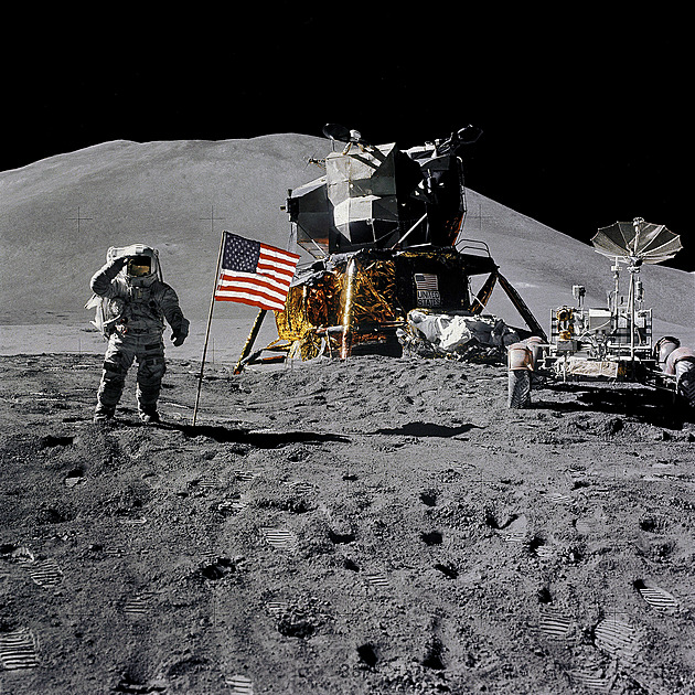 Skandál Apolla 15. Jak astronauti propašovali na Měsíc stovky obálek