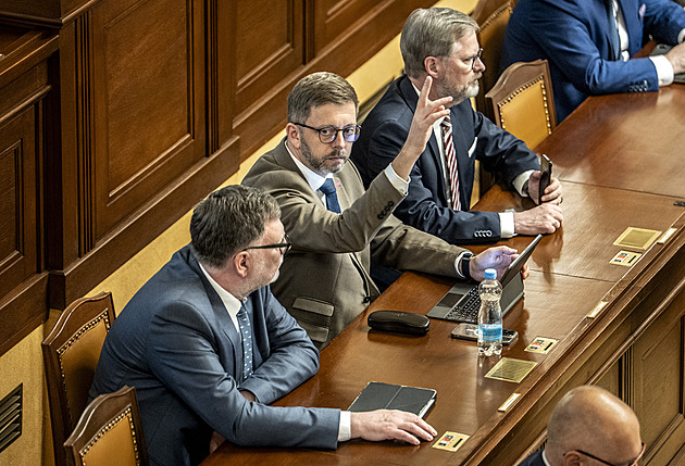 Potíže s ústavností. Budou obce a kraje vybírat školné?