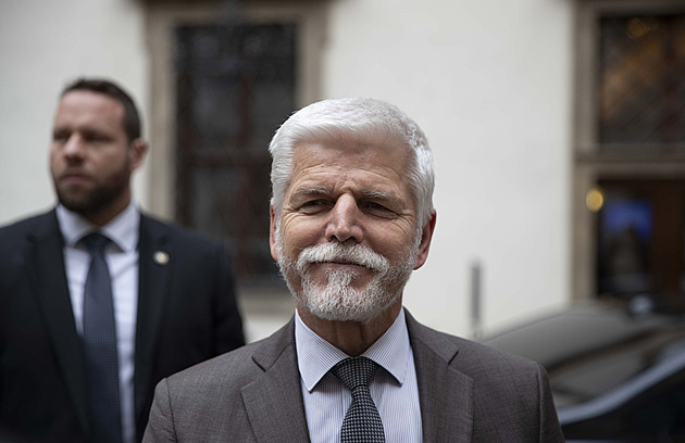 Čechy ve frontě na levné letadlo překvapil spolucestující. Prezident Petr Pavel