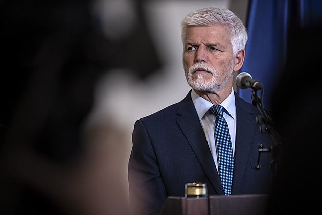 Pád vlády by čtyři měsíce před volbami zemi neprospěl, soudí prezident Pavel