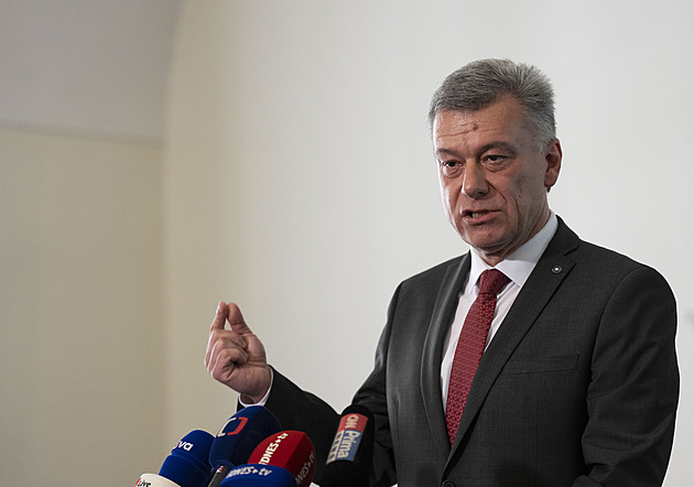 To vymyslel Kazma nebo Čtvrtníček. Obchodník s drogami daruje ministru spravedlnosti miliardu a premiér tleská