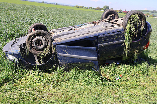 erstvý idi nezvládl kvli rychlé jízd u Uniova své auto, dostal smyk, v...