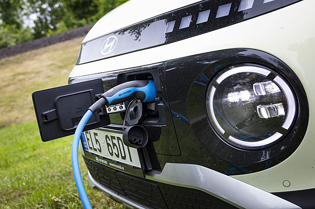 Senát je proti dotacím a povinným elektromobilům ve firmách