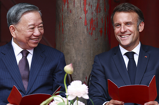 Dobyje Macron Asii? Jeho facka Američanům rezonuje víc, než se čekalo