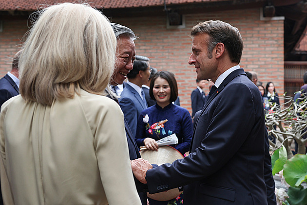 Udeřila ho manželka v letadle do obličeje? Jen jsme dováděli, říká Macron