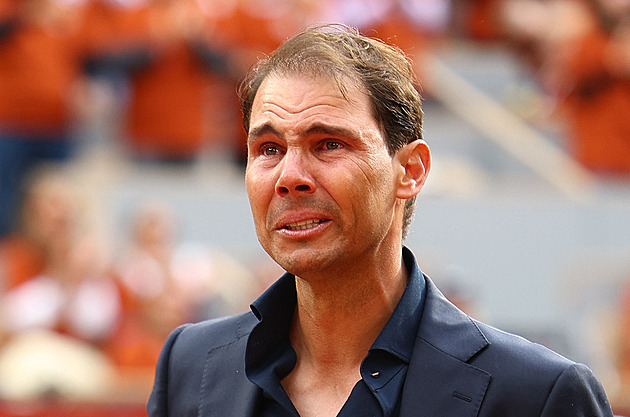 Slzy, otisk boty a 69 grandslamů. Nadalovo loučení ozdobili i Federer a Djokovič