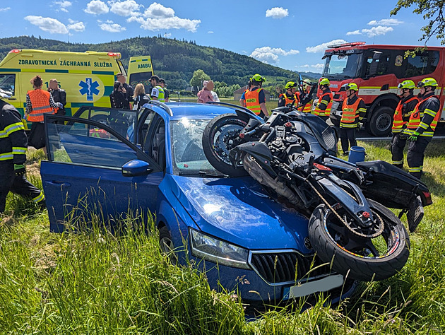 Po sráce osobního auta a motocyklu u Velkých Losin   skonila motorka na...